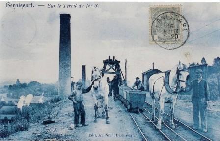 Chevaux tirant des wagonnets sur le terril Sainte-Barbe, Bernissart